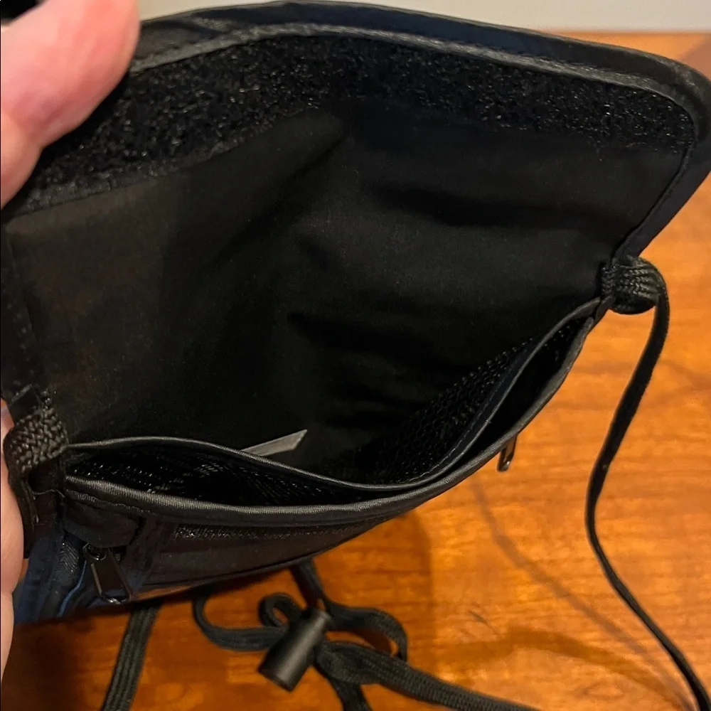 Samsonite BlackTravel Neckstrap Excellent condition